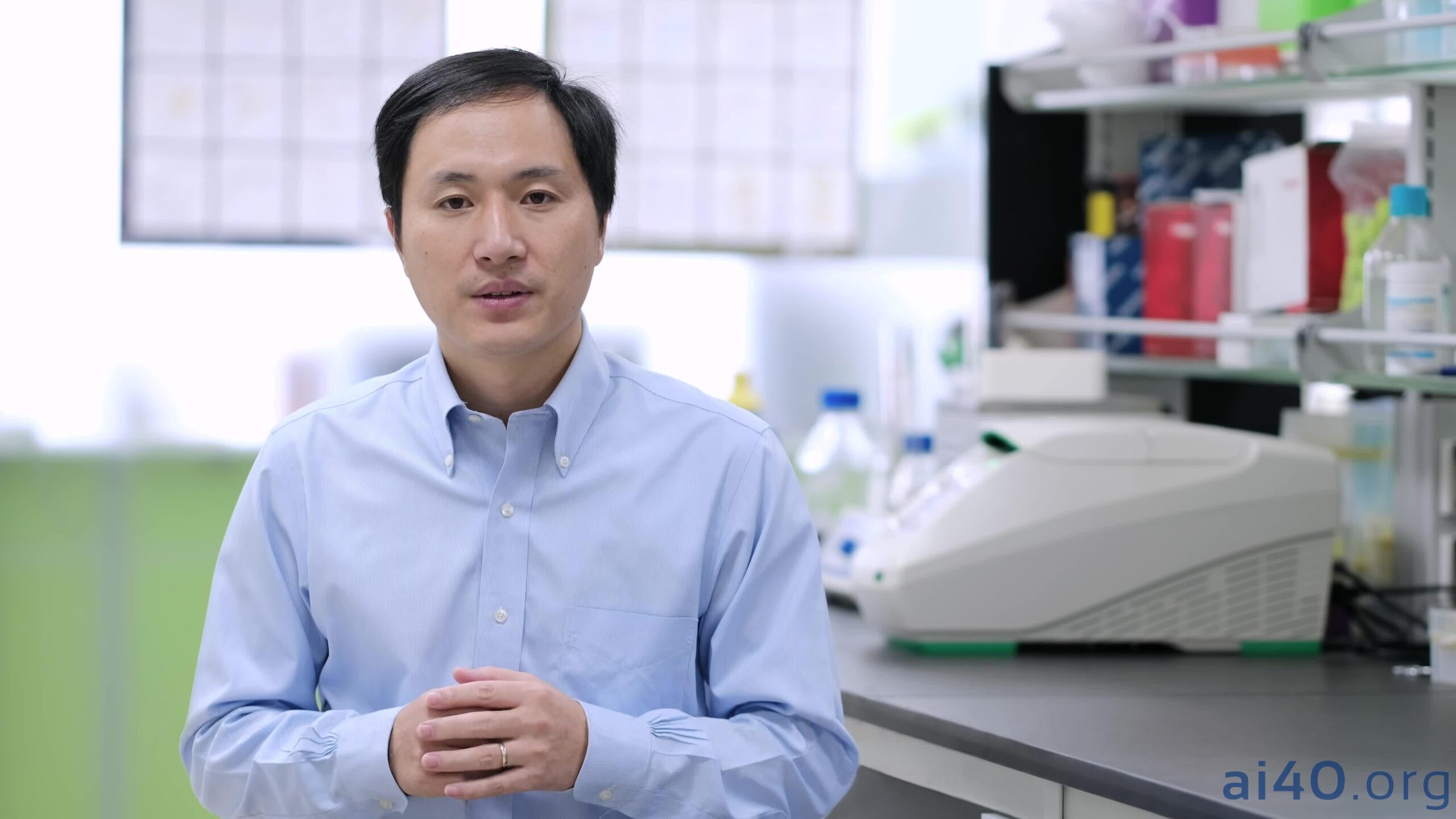 Cha đẻ ’em bé CRISPR’ tái xuất: Kết hôn gây sốc, mạo hiểm gene?
